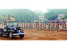 പോലീസ്‌ യൂണിഫോം അണിഞ്ഞ്‌ ചന്ദ്രിക:  പശ്‌ചാത്താപം തീര്‍ത്ത്‌ കേരള ജനത