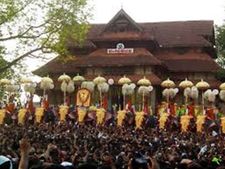പൂരം പുരുഷാരമായി.... പുരുഷാരം പൂരമായി... പൂരനഗരിയുടെ സ്വകാര്യ അഹങ്കാരത്തിന്‌ മയില്‍പ്പീലികള്‍ വിടര്‍ത്തി വര്‍ണക്കുടകളുടെ കെട്ടുകാഴ്‌ച