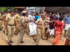 വരന്തരപ്പിള്ളിയില്‍ കനകദുര്‍ഗക്കുനേരെ ബിജെപി പ്രതിഷേധം; പോലീസ് ലാത്തിവീശി,  വരന്തരപ്പിള്ളി സിഐക്കും രണ്ട് ബിജെപിക്കാര്‍ക്കും പരിക്ക്!