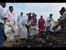 കോഴിക്കോട് കടപ്പുറത്ത് മെഗാ ശുചീകരണം; നാലുമണിക്കൂര്‍ കൊണ്ട്  ശേഖരിച്ചത് 2500 ചാക്ക് അജൈവമാലിന്യം