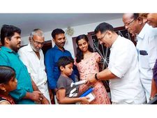 എസ്എസ്എൽസി പരീക്ഷ കാലുകൊണ്ടെഴുതി... കരസ്ഥമാക്കിയത് ഫുൾ എ പ്ലസ്, ദേവിയെ കാൺ മന്ത്രി കെടി ജലീൽ മലപ്പുറത്തെത്തി!!