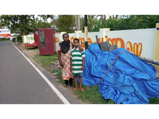 ഭര്‍ത്താവ് കേസിലകപ്പെട്ടു: വാടക വീട്ടില്‍നിന്ന് ഇറക്കിവിട്ടു, എന്ത് ചെയ്യണമെന്നറിയാതെ  ഭാര്യയും മകനും പെരുവഴിയില്‍, തൃശൂരിലെ നടുക്കുന്ന കാഴ്ച...