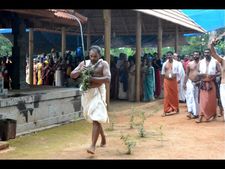 കൊട്ടിയൂര്‍ വൈശാഖ മഹോത്സവം; മുതിരേരിവാള്‍ എഴുന്നള്ളിച്ചു, ചടങ്ങ് 20 കിലോമീറ്ററോളം കാല്‍നടയാത്ര ചെയ്ത്... മുതിരേരി ക്ഷേത്രവഴി മുള്ളുകൊണ്ടടച്ചു!