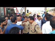 പാലിയേക്കര ടോള്‍പ്ലാസയില്‍ ജീവനക്കാരുടെ വിളയാട്ടം; കുടുംബത്തെ മർദ്ദിച്ചു, യൂത്തുകോണ്‍ഗ്രസ് പ്രതിഷേധം, രണ്ട് ജീവനക്കാരെ പോലീസ് അറസ്റ്റ് ചെയ്തു!