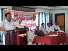  സിപിഎമ്മിനെ കാത്തിരിക്കുന്നത് ചരിത്രത്തിലെ  ഏറ്റവും വലിയ തോല്‍വി; കമ്യൂണസത്തിന്റെ രീതികളെല്ലാം ലംഘിച്ച് അവര്‍ അലയുന്നുവെന്ന്  അഡ്വ. പിഎസ് ശ്രീധരന്‍പിള്ള