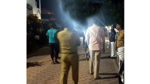   ബാറില്‍ മദ്യപിക്കാനെത്തിയവരും-ജീവനക്കാരും തമ്മില്‍ അടിപിടി, പ്രതികളെ തിരിച്ചറിയാനാകുന്നില്ല, വട്ടംകറങ്ങി പോലീസ്!