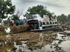 നല്ലേപ്പിള്ളിയിൽ ബസ് മറിഞ്ഞ് യാത്രക്കാർക്ക് പരിക്ക്: അപകടത്തിൽപ്പെട്ടത്  ബെംഗളൂരു ബസ് 