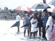 ചെല്ലാനത്തും ഫോര്‍ട്ട്കൊച്ചിയിലും കടല്‍ക്ഷോഭം തുടരുന്നു : മുന്നൂറ്റിയമ്പതോളം വീടുകള്‍ വെള്ളത്തില്‍!!