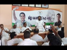 വയനാട് മെഡിക്കല്‍ കോളജ്;  പുതിയ ഭൂമി കണ്ടെത്താനുള്ള നീക്കത്തിനെതിരെ കോണ്‍ഗ്രസ്, സര്‍ക്കാര്‍ റിയല്‍ എസ്റ്റേറ്റ് മാഫിയകളുടെ സമ്മര്‍ദത്തിന് വഴങ്ങി, കണ്ടെത്തിയ സ്ഥലങ്ങള്‍ പ്രളയദുരിതത്തില്‍പ്പെട്ടവയെന്നും ആരോപണം