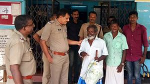 ബന്ധുക്കളെ ഉപേക്ഷിച്ചനാടുവിട്ടയാളെ കുറ്റിപ്പുറത്ത് കണ്ടെത്തി; എറണാകുളം സ്വദേശിയായ 64 കാരനെ കണ്ടെത്തിയത് അവശനിലയിൽ!  