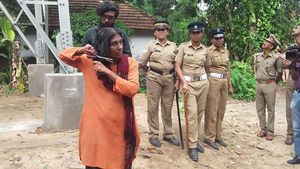 ശാന്തി വനത്തിലെ മരങ്ങൾ മുറിച്ചു; സ്വന്തം മുടി മുറിച്ച് പ്രതിഷേധിച്ച് ഉടമ, കാവുകളിലെ മരം മുറിക്കുന്നതു ഭൂമിയുടെ മുടി മുറിക്കുന്നതിനു തുല്യമാണെന്ന് മീന മേനോൻ!