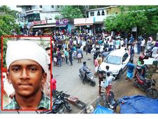   പ്രളയത്തില്‍ രക്ഷകരായ മത്സ്യത്തൊഴിലാളിയുടെ കുട്ടിയെ കടലില്‍ കാണാതായപ്പോള്‍ സര്‍ക്കാര്‍ ാഗത്തുനിന്ന് സഹായമുണ്ടായില്ലെന്ന്,  നാട്ടുകാര്‍ ആനങ്ങാടി ജംഗ്ഷനില്‍ റോഡ് ഉപരോധിച്ചു, അവസാനം ഹെലികോപ്ടര്‍ വന്നും തെരച്ചില്‍ നടത്തി
