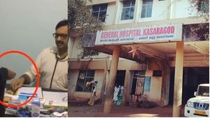 രോഗിയോട് കൈക്കൂലി വാങ്ങിയ സംഭവം; കാസര്‍കോട്ടെ ഡോക്ടര്‍മാര്‍ ഡിഎംഒ ക്ക് വിശദീകരണം നല്‍കി, ആരോഗ്യ വകുപ്പ് ഡയരക്ടരുടെ നടപടി ഉടന്‍