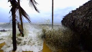  ശക്തമായ കടലാക്രമണം... പൊന്നാനിയില്‍ 10വീടുകള്‍ പൂര്‍ണമായും കടലലെടുത്തു, നൂറിലേറെ വീടുകളില്‍ വെള്ളംകയറി!