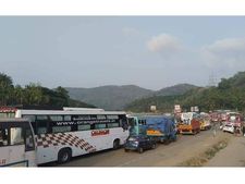 കുതിരാനില്‍ റോഡ് ഇടിയൽ ഭീഷണി: തിരിഞ്ഞു നോക്കാതെ അധികൃതർ, ദേശീയപാതയിൽ ഗതാഗതക്കുരുക്ക്!!