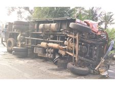 ലോറികള്‍ മറിഞ്ഞ് ഗതാഗതക്കുരുക്ക്: നാലുപേര്‍ക്ക് പരിക്ക് കുതിരാന്‍ തുരങ്കം നാലു മണിക്കൂര്‍  തുറന്നു! 