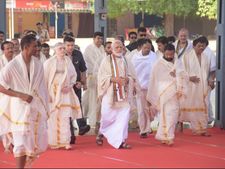 പ്രാര്‍ത്ഥനാനിരതനായി   പ്രധാനമന്ത്രി ഗുരുവായൂരില്‍... കാണിക്കയായി കദളിക്കുലയും പീതാംബരപ്പട്ടും!!