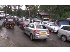  മഴയും മഞ്ഞും: മൂന്നാറില്‍ തിരക്ക് വര്‍ദ്ധിച്ചു,  വിനോദസഞ്ചാരികളെ വലച്ച് ഗതാഗതക്കുരുക്ക്, 