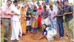 വയനാട്ടില്‍ പച്ചത്തുരുത്ത് പദ്ധതിക്ക് തുടക്കമായി; വിവിധ ഗ്രാമപഞ്ചായത്തുകളിലായി അമ്പത് ഏക്കര്‍ സ്ഥലം പച്ചപ്പണിയും, തുടക്കമിട്ടത് കണിയാമ്പറ്റ വൃദ്ധസദനത്തില്‍