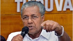 വേലി തന്നെ വിളവ് തിന്നുന്നു; പിണറായി വിജയൻ ആഭ്യന്തര വകുപ്പൊഴിയണമെന്ന് മഹിളാ മോർച്ച