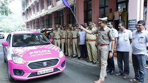  പിങ്ക് പോലീസ് ഇനി ഇടുക്കിയിലും...   ആദ്യ ഘട്ടം മൂന്നാര്‍ ടൗണില്‍, 1515 എന്ന ടോള്‍ ഫ്രീ നമ്പറില്‍ എല്ലാ സ്ത്രീകള്‍ക്കും കുട്ടികള്‍ക്കും സേവനം ലഭ്യമാകും