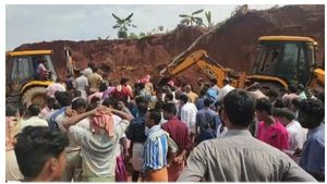  കോഴിക്കോട് ചെറുവാടി പഴംപറമ്പിൽ ചെങ്കൽ ക്വാറിയിൽ മണ്ണിടിഞ്ഞ് 2 തൊഴിലാളികൾക്ക് ദാരുണാന്ത്യം