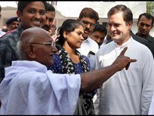 യാത്രകളില്‍ കൗതുകമൊളിപ്പിച്ച് രാഹുല്‍; ഷണ്‍മുഖഗാന്ധിയുടെ അനുഗ്രഹമേറ്റുവാങ്ങി; സ്‌നേഹയെയും സാന്‍ജോയെയും നെഞ്ചോട് ചേര്‍ത്തു, അമ്മമാരുടെ പൂച്ചണ്ടുകളേറ്റുവാങ്ങി, ചായ കുടിച്ചത് വര്‍ക്കിചേട്ടന്റെ ടീ ഷോപ്പില്‍ നിന്ന്...