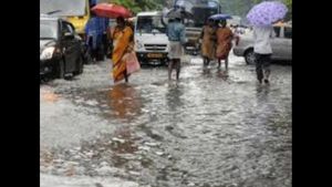 കനത്തമഴ: കോഴിക്കോട്ട് 30 ഓളം വീടുകൾ തകർന്നു, കൂടുതല്‍ ക്യാമ്പുകള്‍ തുറക്കാന്‍ സജ്ജമാണെന്ന് തഹസില്‍ദാര്‍