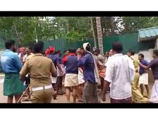 റേഷൻ വ്യാപാരികളും കയറ്റിറക്കുതൊഴിലാളികളും  ഏറ്റുമുട്ടി; സംഭവം കോഴിക്കോട് കരുവണ്ണൂരിൽ