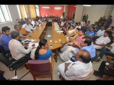 ഭയപ്പെടേണ്ട ജാഗ്രതയാണ് വേണ്ടത്; കഠിനമായ ചുമ, പനി മുതലായ രോഗ ലക്ഷണങ്ങള്‍ ഉണ്ടെങ്കില്‍ ആരും മറച്ച് വയ്ക്കാതെ എത്രയും പെട്ടന്ന് ചികിത്സ തേടണമെന്ന് മന്ത്രി കെകെ ശൈലജ ടീച്ചര്‍