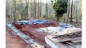 കുറിച്ചിപ്പറ്റയിലെ അനധികൃത ശ്മശാനത്തില്‍ മൃതദേഹം അടക്കം ചെയ്യാന്‍ അനുവദിക്കില്ലെന്ന് ആക്ഷന്‍കമ്മിറ്റി; സംഭവം മധ്യവയസ്‌ക്കയുടെ മൃതദേഹം അടക്കാന്‍ ചെയ്യാനിരിക്കെ, സമവായനീക്കം പാളി, അടക്കം ചെയ്യാന്‍ ശ്രമിച്ചാല്‍ തടയും!