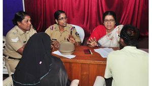 പരാതിയുമായി എത്തുന്ന സ്ത്രീകളോട് പോലീസ്  അനുഭാവപൂർവം പെരുമാറണം: വനിതാ കമ്മീഷൻ 