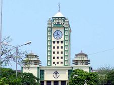 കോഴിക്കോട് മെഡിക്കല്‍ കോളെജില്‍ മോഷണം; ശസ്ത്രക്രിയയ്ക്കു വെച്ച 9 ലക്ഷം പോയെന്ന്, പോലീസ് കേസ്!!