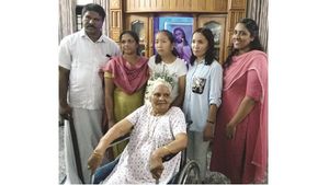 ആദിത്തിന്റെ തുടിക്കുന്ന ഹൃദയവുമായി നാലു വര്‍ഷങ്ങള്‍ക്കുശേഷം കസാക്കിസ്ഥാന്‍കാരി ദില്‍നാസ് എത്തി; ഹൃദയം നുറുങ്ങുന്ന വേദനയിലും ചെറുപുഞ്ചിരിയോടെ ആദിത്തിന്റെ മാതാപിതാക്കളും സഹോദരിയും സ്വീകരിച്ചു!