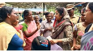 ആറാട്ടുപുഴയിൽ കടൽക്ഷോഭത്തിന് അറുതിയില്ല; ദുരിതാശ്വാസ ക്യാമ്പ് കളക്ടർ സന്ദർശിച്ചു