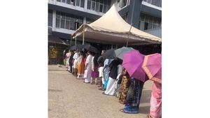  ആലപ്പുഴ  വണ്ടാനം മെഡിക്കല്‍ കോളേജിലെ ഹൃദ്രോഗ വിഭാഗം ഒപിയിൽ മേൽക്കൂരയില്ല; മഴയിൽ ക്യൂ നിന്ന് രോഗികൾ,  ആശുപത്രി വാർഡിലും ചോർച്ച!