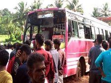 മലപ്പുറത്ത് ബസ്സിനടിയില്‍ കുടുങ്ങിയ വിദ്യാര്‍ത്ഥി  ഗുരുതര പരിക്കുകളോടെ രക്ഷപ്പെട്ടു
