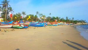 ചാകരക്കോളു വന്നു; ചെമ്മീനും നത്തോലിയും വലയിൽ നിറഞ്ഞു തുടങ്ങി; തീരം പ്രതീക്ഷയിൽ