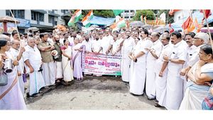  ആന്തൂറിലെ പ്രവാസിയുടെ ആത്മഹത്യ;  ക്രമസമാധാനം തകര്‍ന്നതിന്റെ ഉത്തരവാദിത്വമേറ്റെടുത്ത് മുഖ്യമന്ത്രിയും ഡി ജി പിയും തത്സ്ഥാനം ഒഴിയണമെന്ന് ആവശ്യം, കോൺഗ്രസ് ധർണ്ണ നടത്തി!