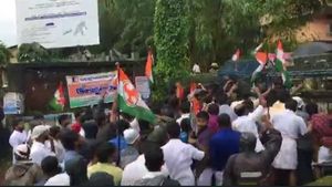  യൂണിവേഴ്സിറ്റി കോളേജ്; ഉയർത്തെഴുന്നേറ്റ് കോൺഗ്രസ്, എസ്എഫ്ഐ നേതാവിന്റെ പി എസ് സി എൻട്രി ഏറ്റെടുത്ത് പ്രതിപക്ഷ സംഘടനകൾ, പ്രതിഷേധം കനക്കുന്നു!