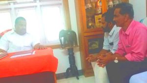  കിന്‍ഫ്രയിലെ മലബാര്‍ ഗോള്‍ഡ് ആഭരണ നിര്‍മ്മാണ ശാലക്കെതിരായ  സമരം   അവസാനിപ്പിക്കാന്‍ ഇടപെടുമെന്ന് മന്ത്രി ഇ.പി.ജയരാജന്‍ 