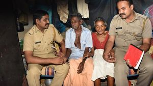 ഇതു വെറും പോലീസല്ല; സാന്ത്വനസ്പര്‍ശം, തൊണ്ണൂറ്റിമൂന്നു വയസുള്ള ചാത്തുക്കുട്ടിക്കും ഭാര്യ കാളിക്കുട്ടിക്കും തുണയേകി ജനമൈത്രി പോലീസെത്തി!