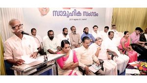 പ്രളയ പുനര്‍നിര്‍മ്മാണം; 'ജനകീയം ഈ അതിജീവനം' ജില്ലാതല പൊതുജന സംഗമം നടത്തി, കെയര്‍ഹോം പദ്ധതിയിലെ വീടുകളുടെ താക്കോല്‍ കൈമാറി