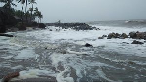  മഴയോടൊപ്പം കടലാക്രമണം,  പൊന്നാനിയില്‍  അറുപതോളം വീടുകളിലേക്ക് വെള്ളം കയറി, തീരദേശ വാസികളുടെ പുനരധിവാസത്തിന്  അടിയന്തര പരിഗണനയെന്ന് സ്പീക്കര്‍ 