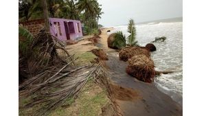 തൃശൂരില്‍ ശക്തമായ മഴ; കനത്ത ജാഗ്രത,  കടലാക്രമണത്തിൽ നിരവധി വീടുകള്‍ തകര്‍ന്നു, പെരിങ്ങല്‍ക്കുത്ത് ഡാമില്‍നിന്ന് ജലം  തുറന്നുവിട്ടു