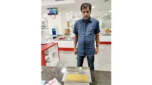  സൗദിയില്‍നിന്നും എമര്‍ജന്‍സി ലാംമ്പിനുള്ളില്‍ ഒളിപ്പിച്ചു കൊണ്ടുവന്നത് 80ലക്ഷം രൂപയുടെ 21 സ്വര്‍ണ്ണ ബിസ്‌ക്കറ്റുകള്‍,  ചുനങ്ങാട് സ്വദേശി കാസിം കരിപ്പൂരില്‍ പിടിയില്‍