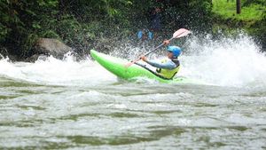 ആവേശത്തുഴയെറിഞ്ഞ് കയാക്കിങ്: കോഴിക്കോട്ട് ചാമ്പ്യന്‍ഷിപ്പിന് കൊടിയിറക്കം,കോടഞ്ചേരി ചാലിപ്പുഴയിൽ