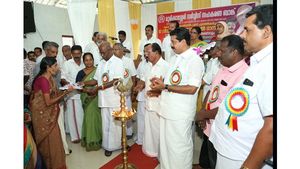 മുരിക്കാശ്ശേരിയില്‍ കെയര്‍ ഹോം വീടുകള്‍ ഉപഭോക്താക്കള്‍ക്ക് കൈമാറി; പ്രളയാതിജീവനം... ജൂലൈ 31വരെ വൈദ്യുതി നിയന്ത്രണം ഉണ്ടാകില്ലെന്ന് മന്ത്രി എംഎം മണി