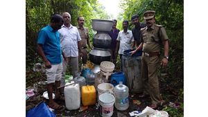 ആലപ്പുഴയിൽ കാടിനുള്ളിൽ വൻ വാറ്റ് കേന്ദ്രം; എക്സൈസ് സംഘം 700 ലിറ്റർ ചാരായം പിടിച്ചെടുത്തു, 