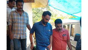 എടവണ്ണയിൽ കൈക്കൂലി വാങ്ങിയ ഉദ്യോഗസ്ഥനെ വിജിലൻസ് കയ്യോടെ പിടികൂടി, വ്യാപക ക്രമക്കേട്